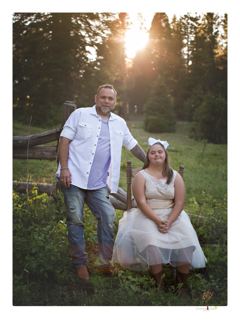 Sonora senior portrait photographer Christine Dibble Photography takes senior portraits of a girl in a lace dress with giant balloons on a velvet loveseat in a field.