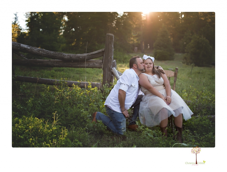 Sonora senior portrait photographer Christine Dibble Photography takes senior portraits of a girl in a lace dress with giant balloons on a velvet loveseat in a field.