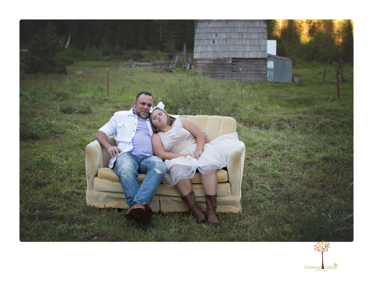 Sonora senior portrait photographer Christine Dibble Photography takes senior portraits of a girl in a lace dress with giant balloons on a velvet loveseat in a field.