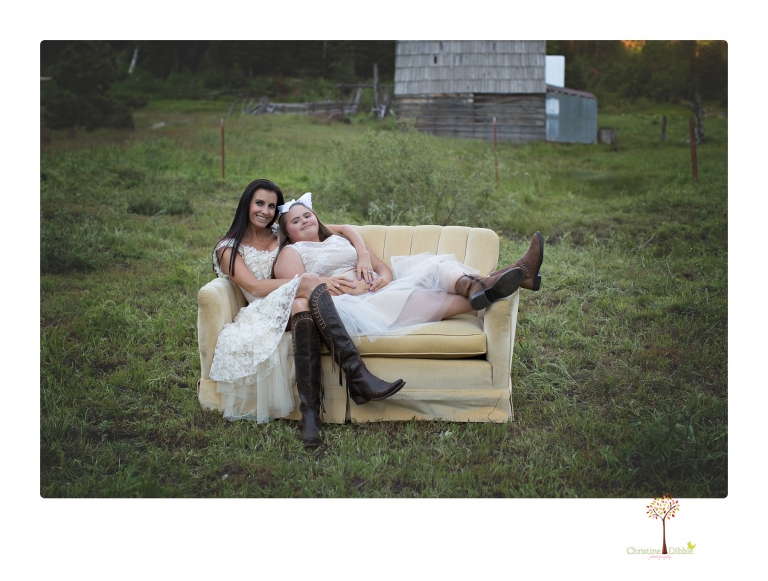 Sonora senior portrait photographer Christine Dibble Photography takes senior portraits of a girl in a lace dress with giant balloons on a velvet loveseat in a field.