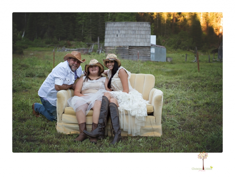 Sonora senior portrait photographer Christine Dibble Photography takes senior portraits of a girl in a lace dress with giant balloons on a velvet loveseat in a field.