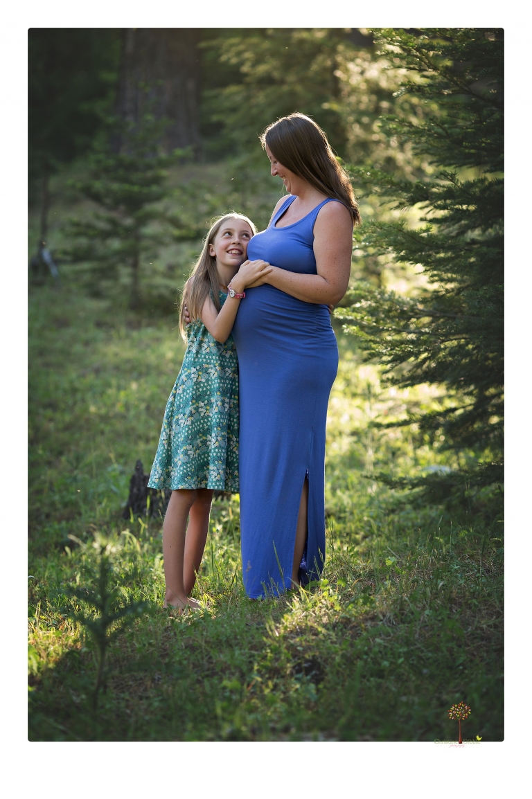 Sonora maternity photographer Christine Dibble Photography takes Long Barn maternity portraits in a field and woods of a mother-to-be and her family.