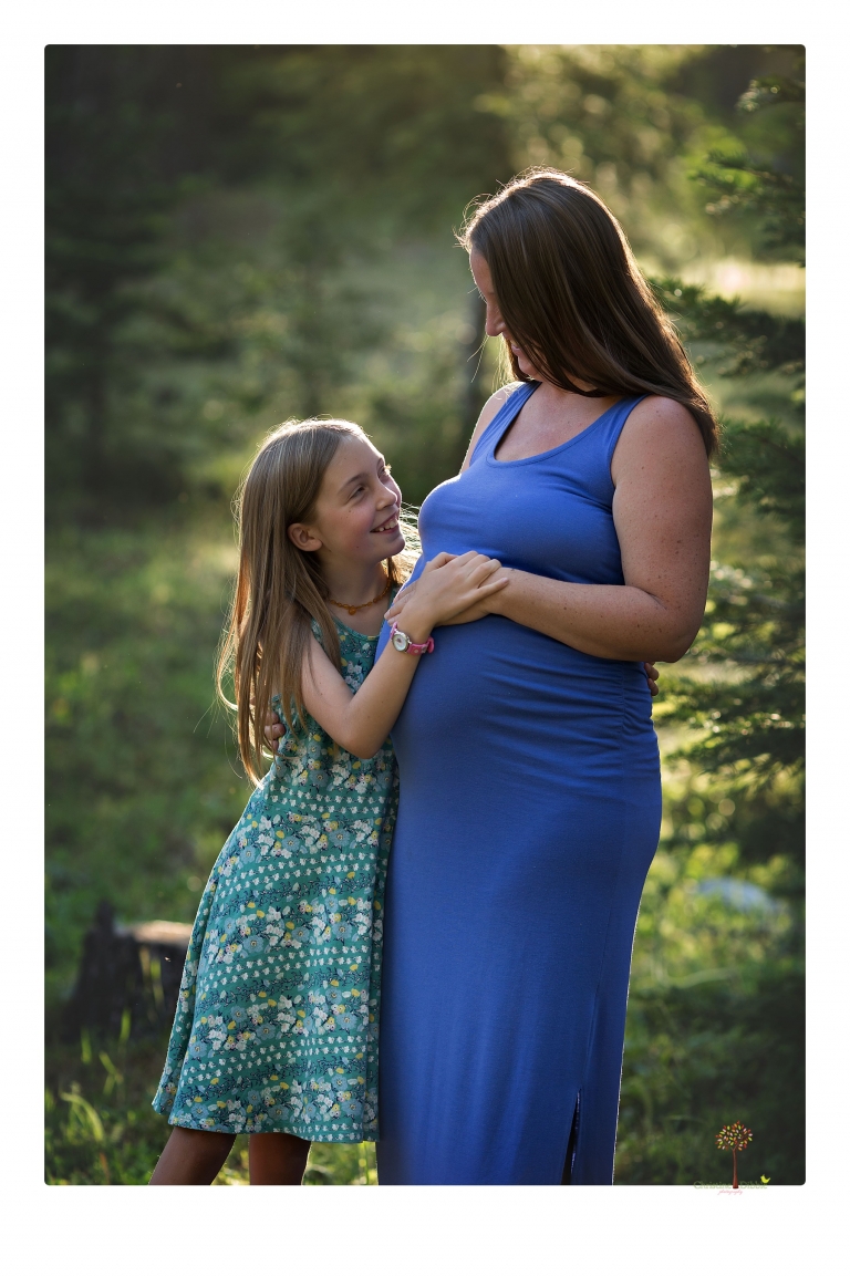 Sonora maternity photographer Christine Dibble Photography takes Long Barn maternity portraits in a field and woods of a mother-to-be and her family.
