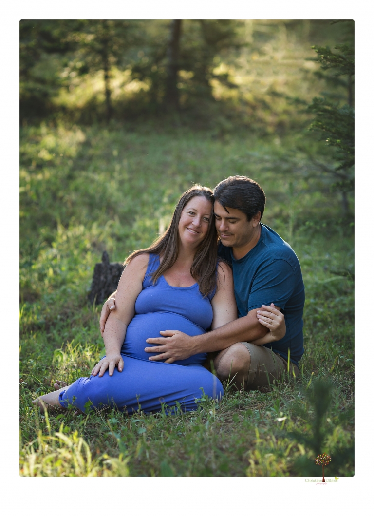 Sonora maternity photographer Christine Dibble Photography takes Long Barn maternity portraits in a field and woods of a mother-to-be and her family.