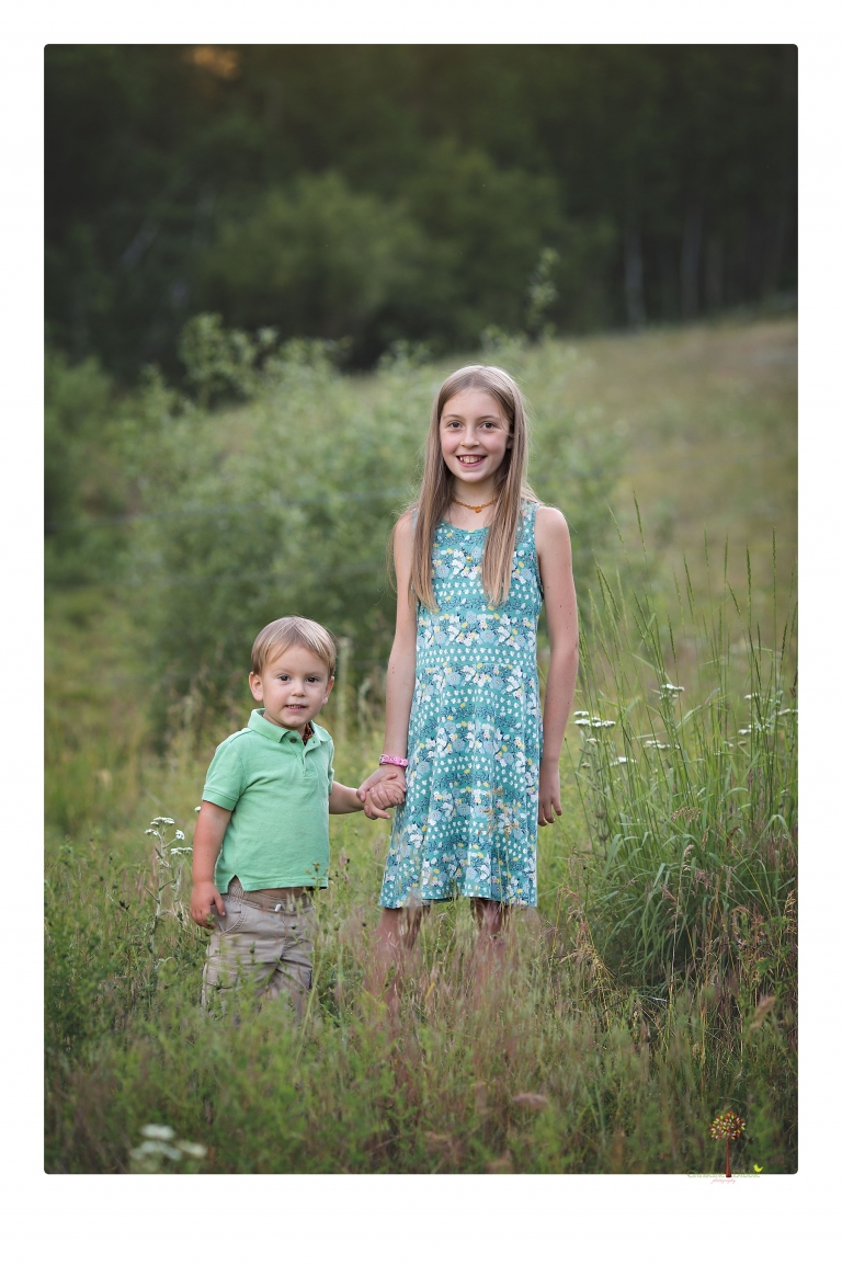 Sonora maternity photographer Christine Dibble Photography takes Long Barn maternity portraits in a field and woods of a mother-to-be and her family.