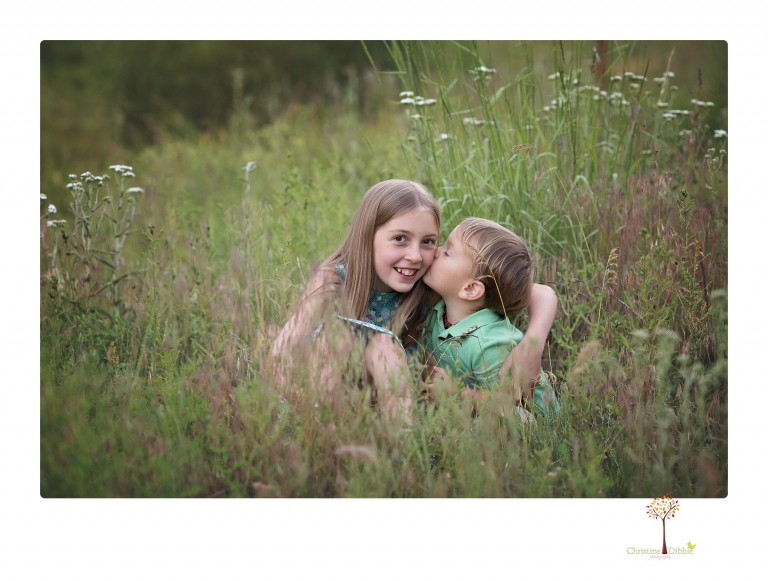 Sonora maternity photographer Christine Dibble Photography takes Long Barn maternity portraits in a field and woods of a mother-to-be and her family.