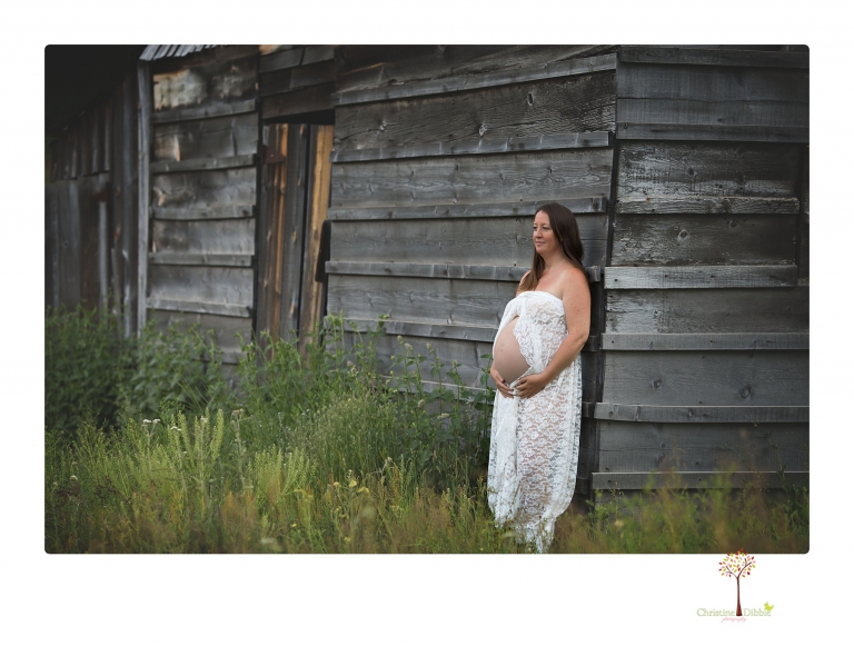 Sonora maternity photographer Christine Dibble Photography takes Long Barn maternity portraits in a field and woods of a mother-to-be and her family.