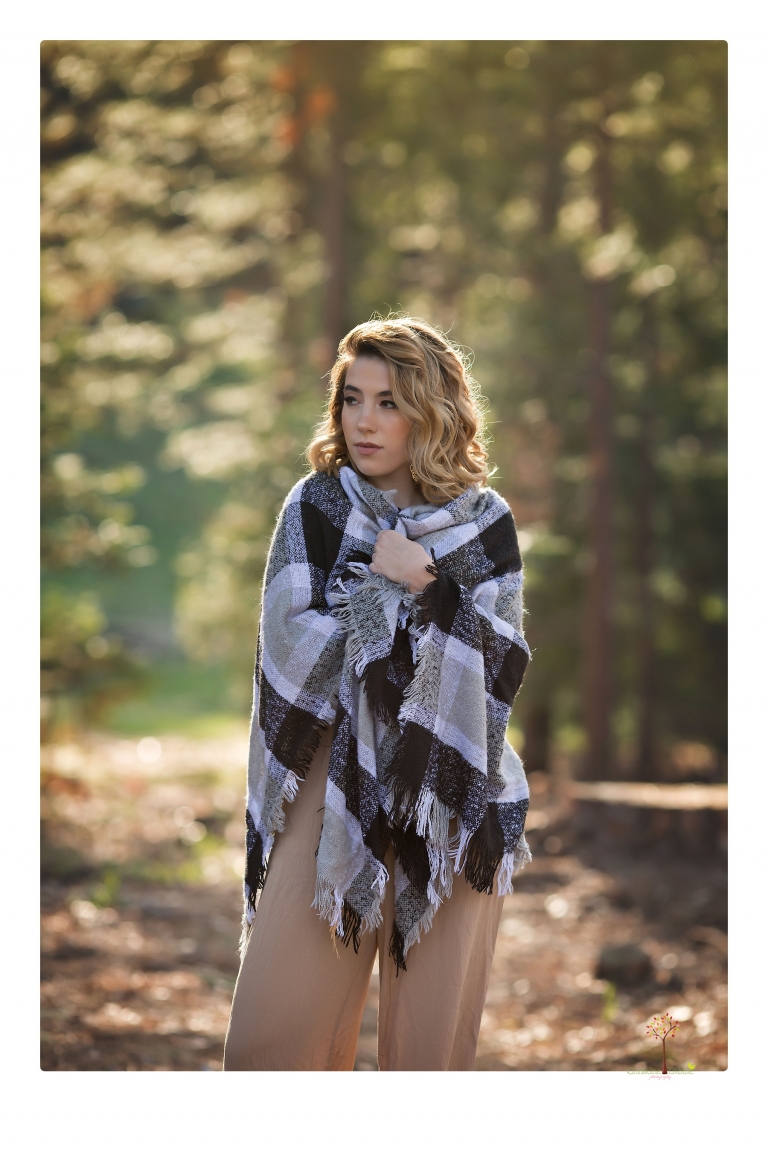 Sonora senior portrait photographer Christine Dibble Photography takes senior portraits of a fashionable senior girl in Twain Harte.