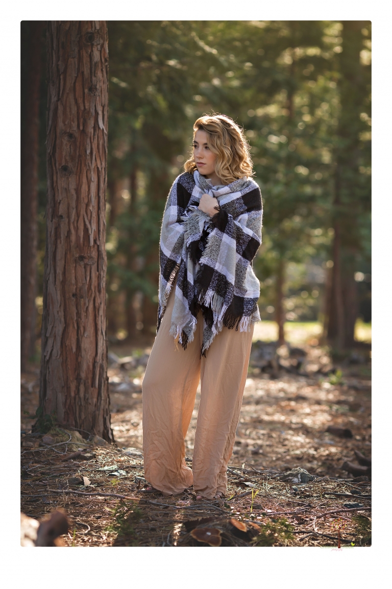 Sonora senior portrait photographer Christine Dibble Photography takes senior portraits of a fashionable senior girl in Twain Harte.