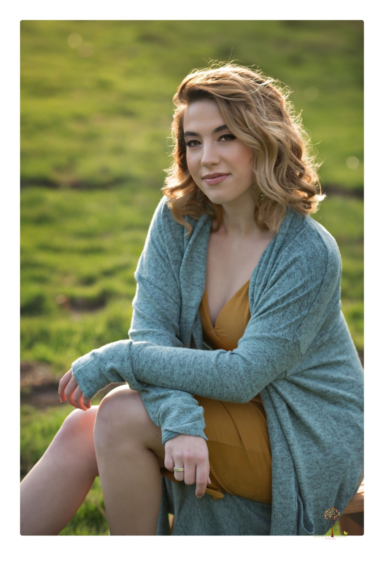 Sonora senior portrait photographer Christine Dibble Photography takes senior portraits of a fashionable senior girl in Twain Harte.
