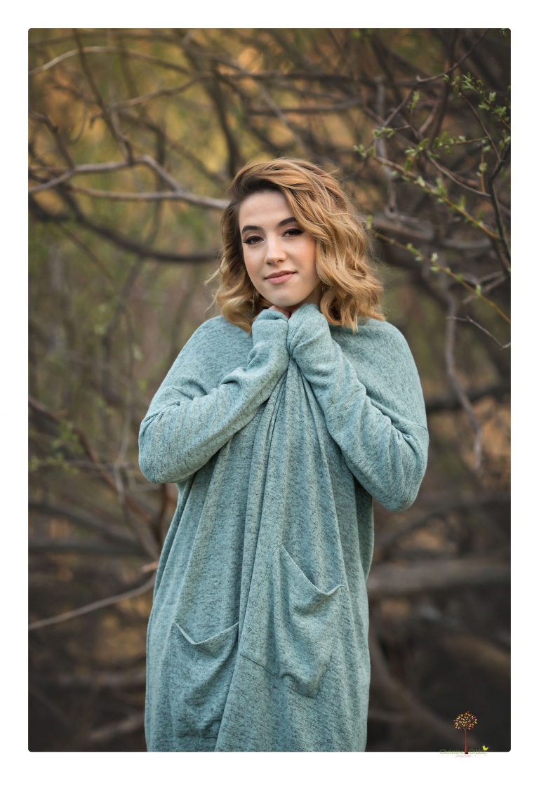 Sonora senior portrait photographer Christine Dibble Photography takes senior portraits of a fashionable senior girl in Twain Harte.