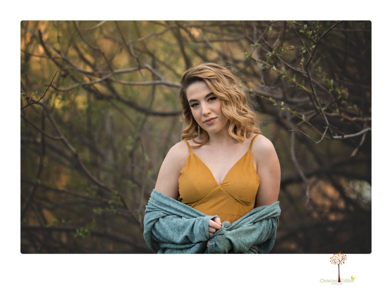 Sonora senior portrait photographer Christine Dibble Photography takes senior portraits of a fashionable senior girl in Twain Harte.
