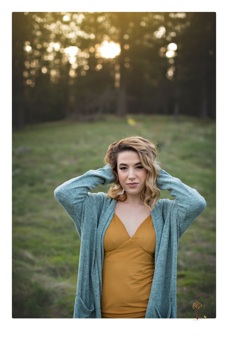 Sonora senior portrait photographer Christine Dibble Photography takes senior portraits of a fashionable senior girl in Twain Harte.